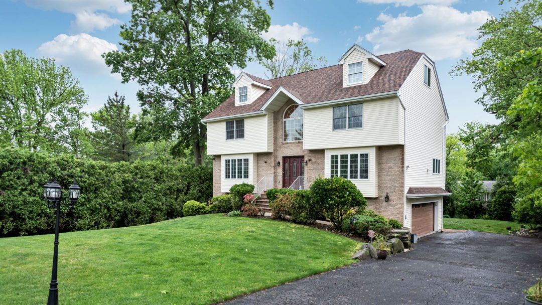 27 dubois ave alpine nj 07620 front house right view