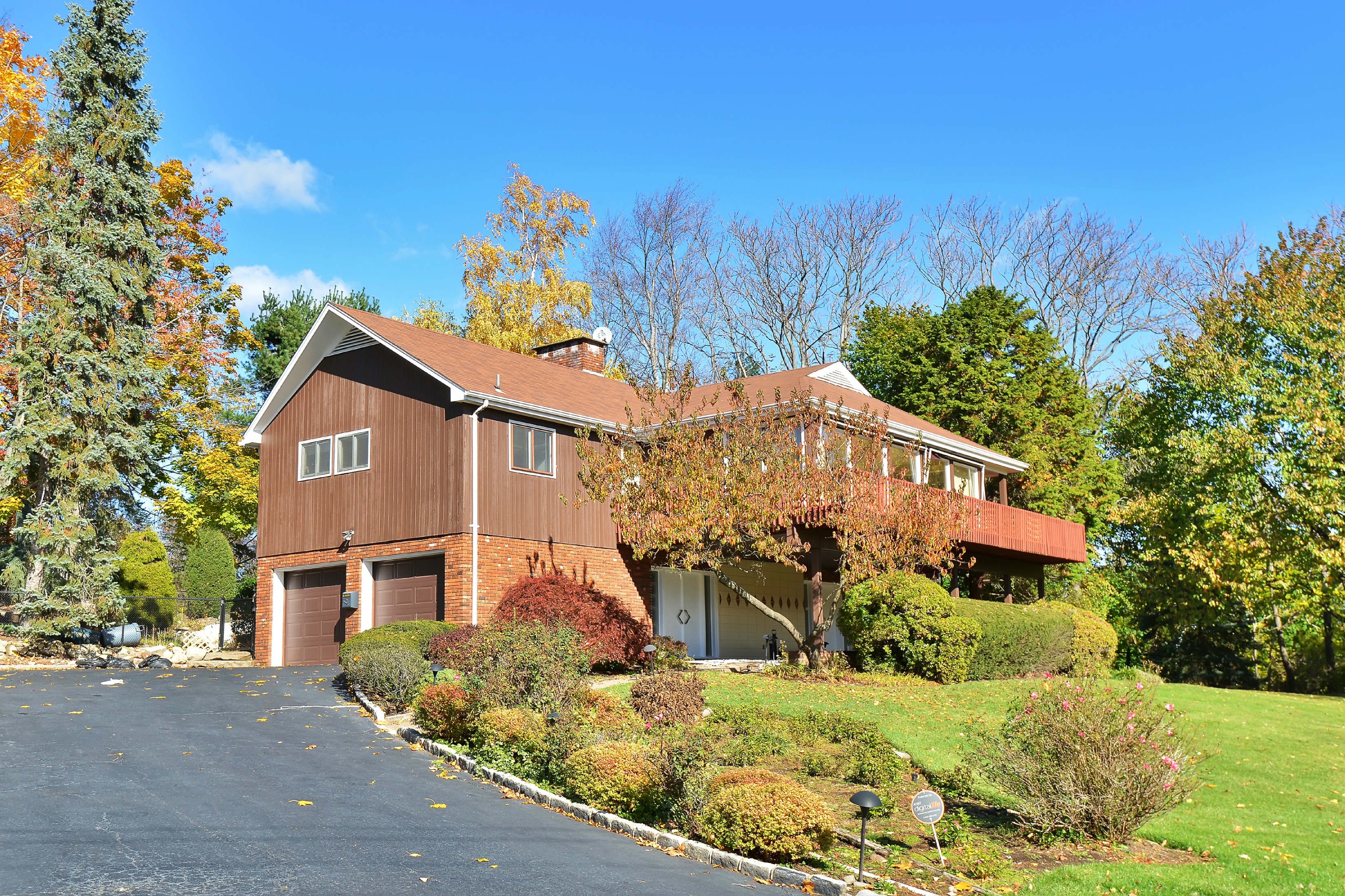 811 Golf Pl, Oradell, NJ 07649