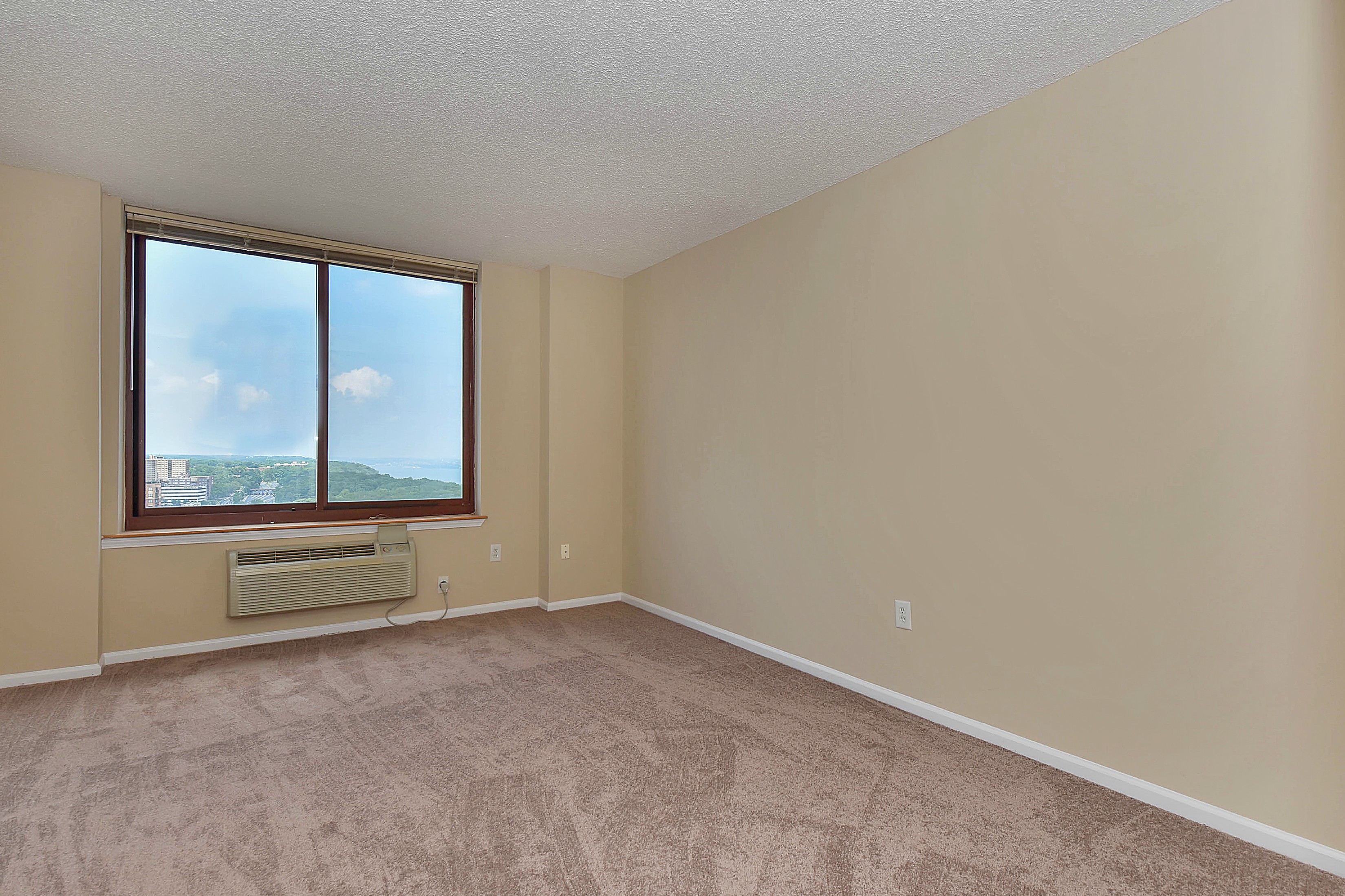 1 old palisade rd 3214 fort lee nj 07024 large room with bay window