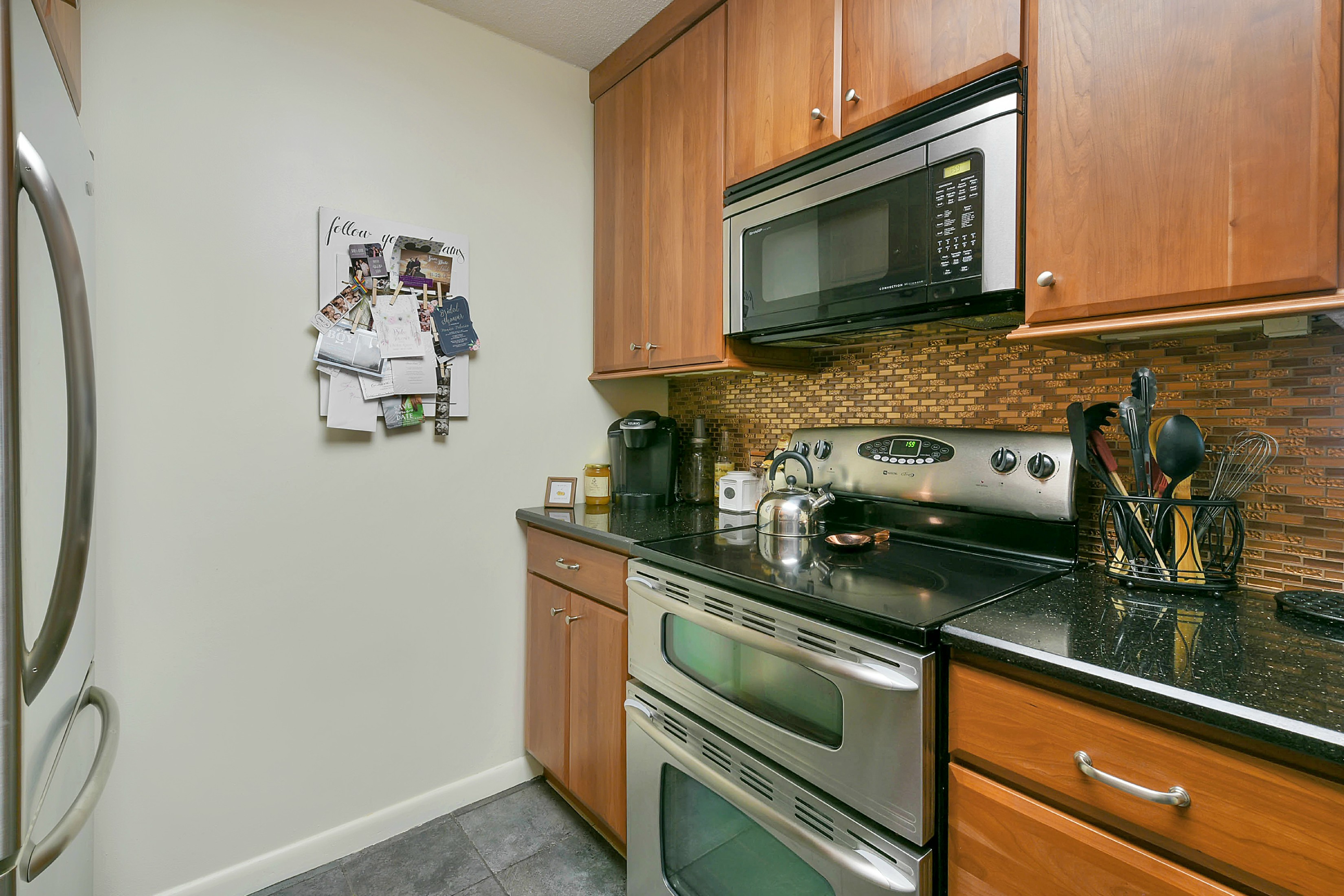 200 grand cove way 2j edgewater nj 07020 stove, oven and jar in the kitchen