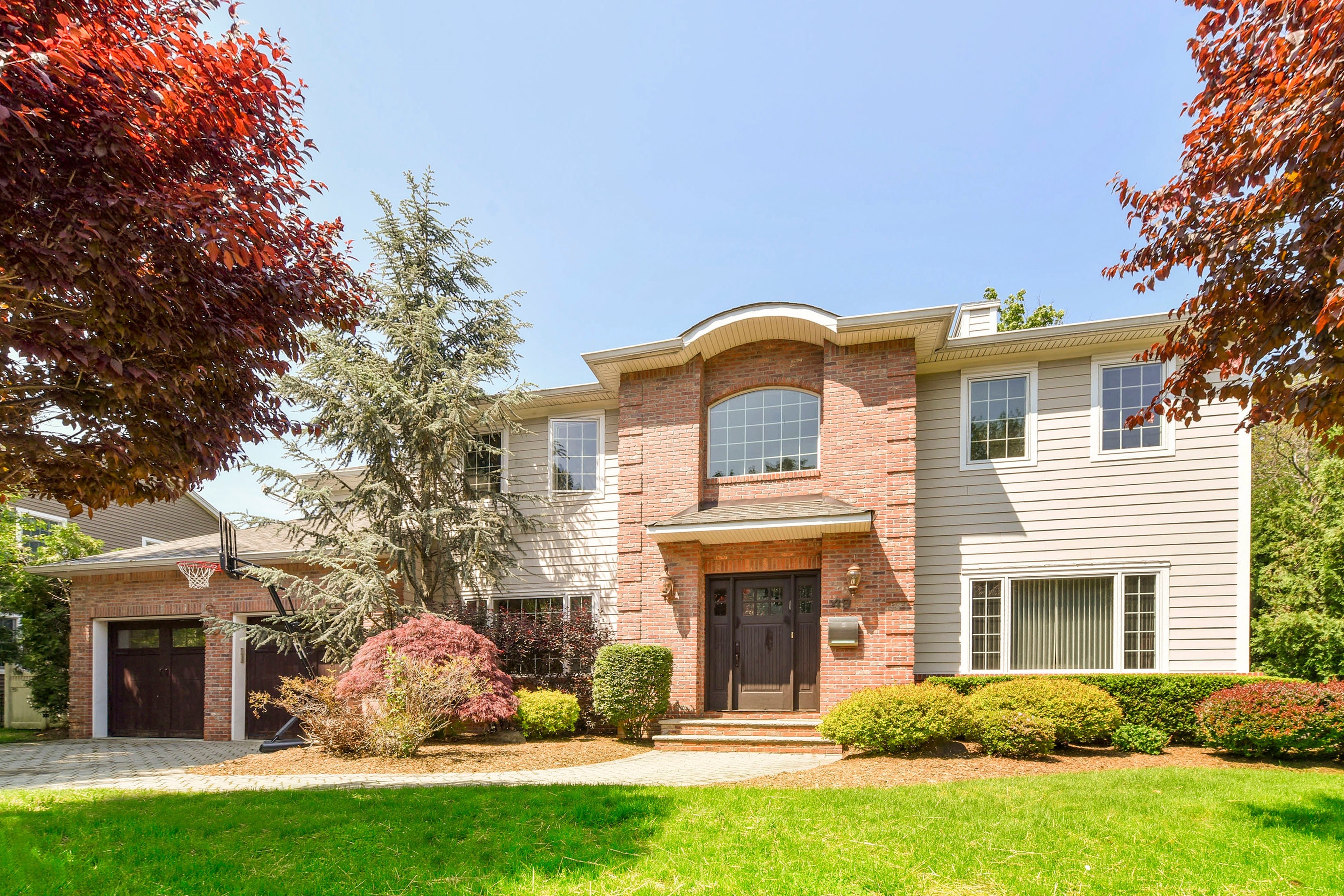 49 leonard ave tenafly nj 07670 front yard right
