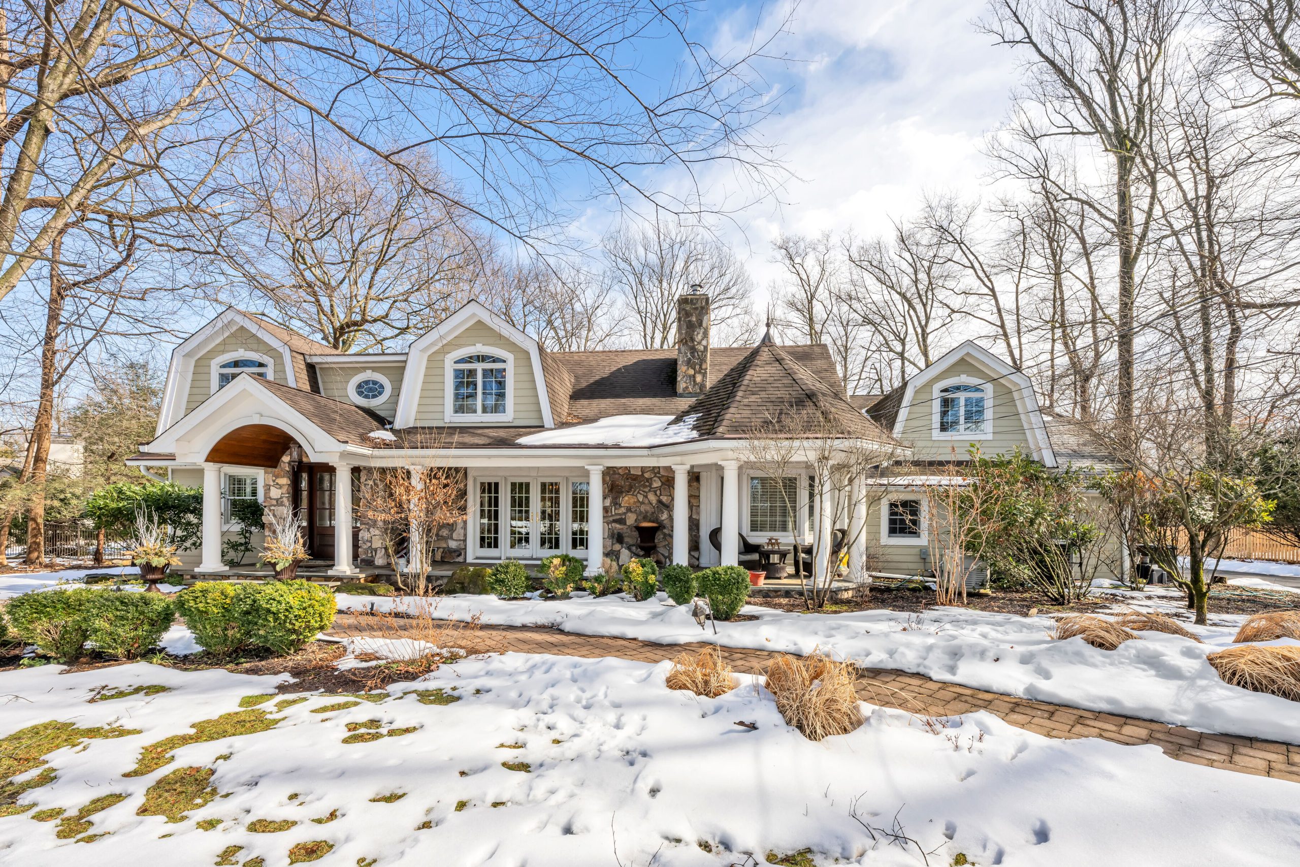 8 White Pine Rd, Upper Saddle River, NJ 07458