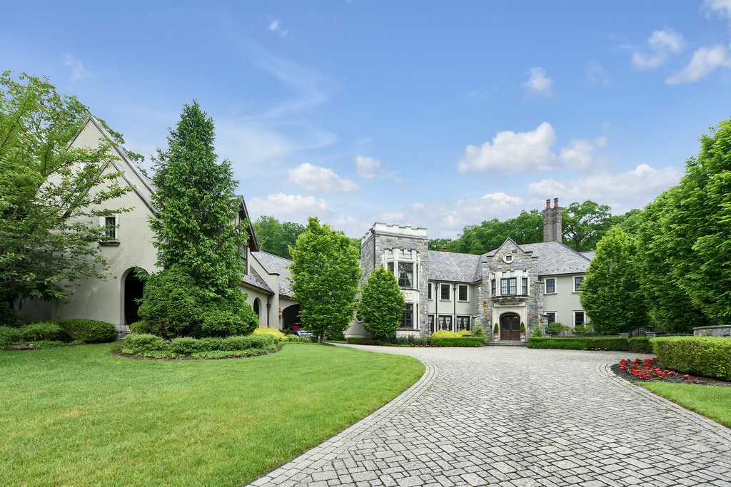 16 pond view montville nj 07045 front yard closer