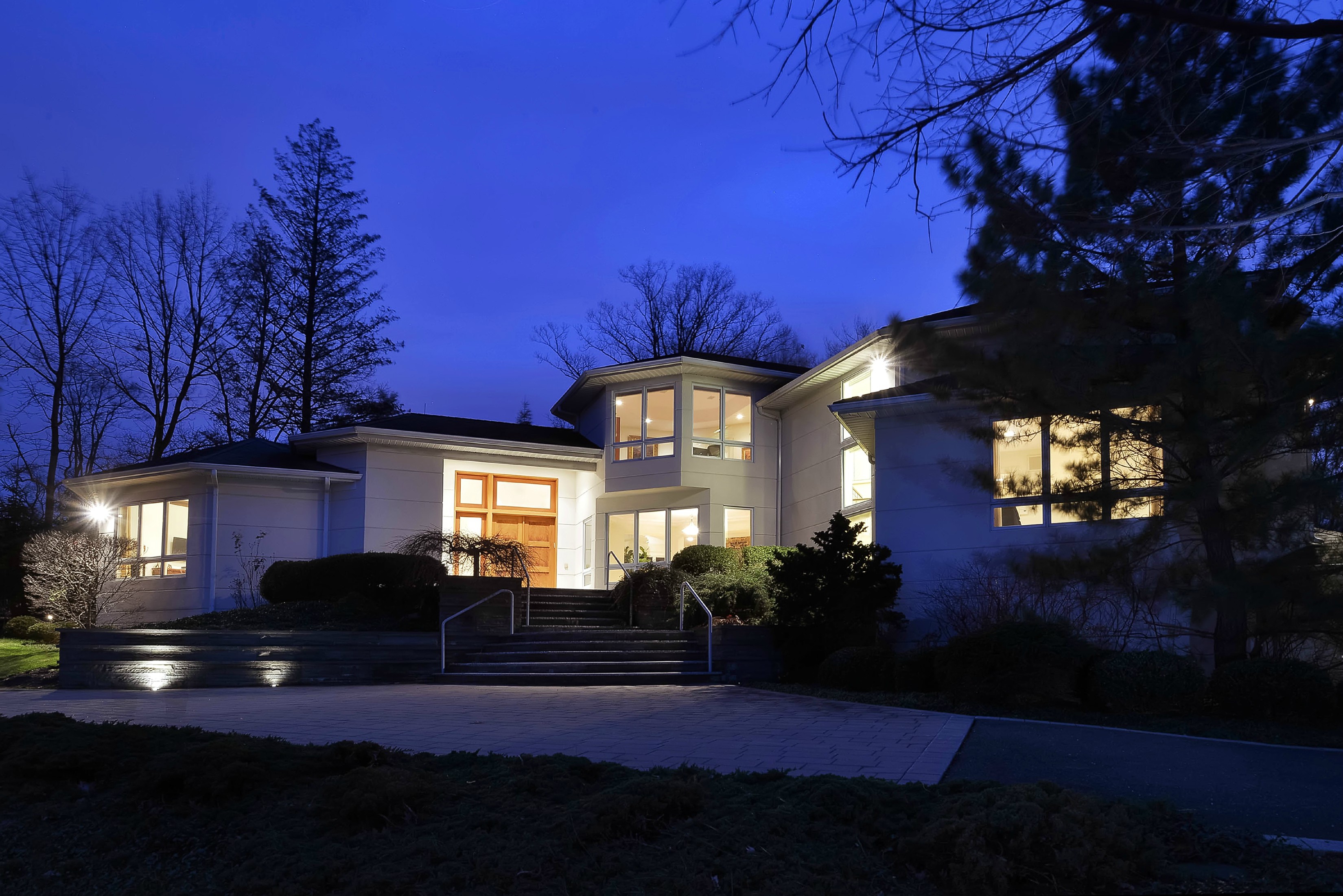 30 kent rd tenafly nj 07670 Housefront nightview