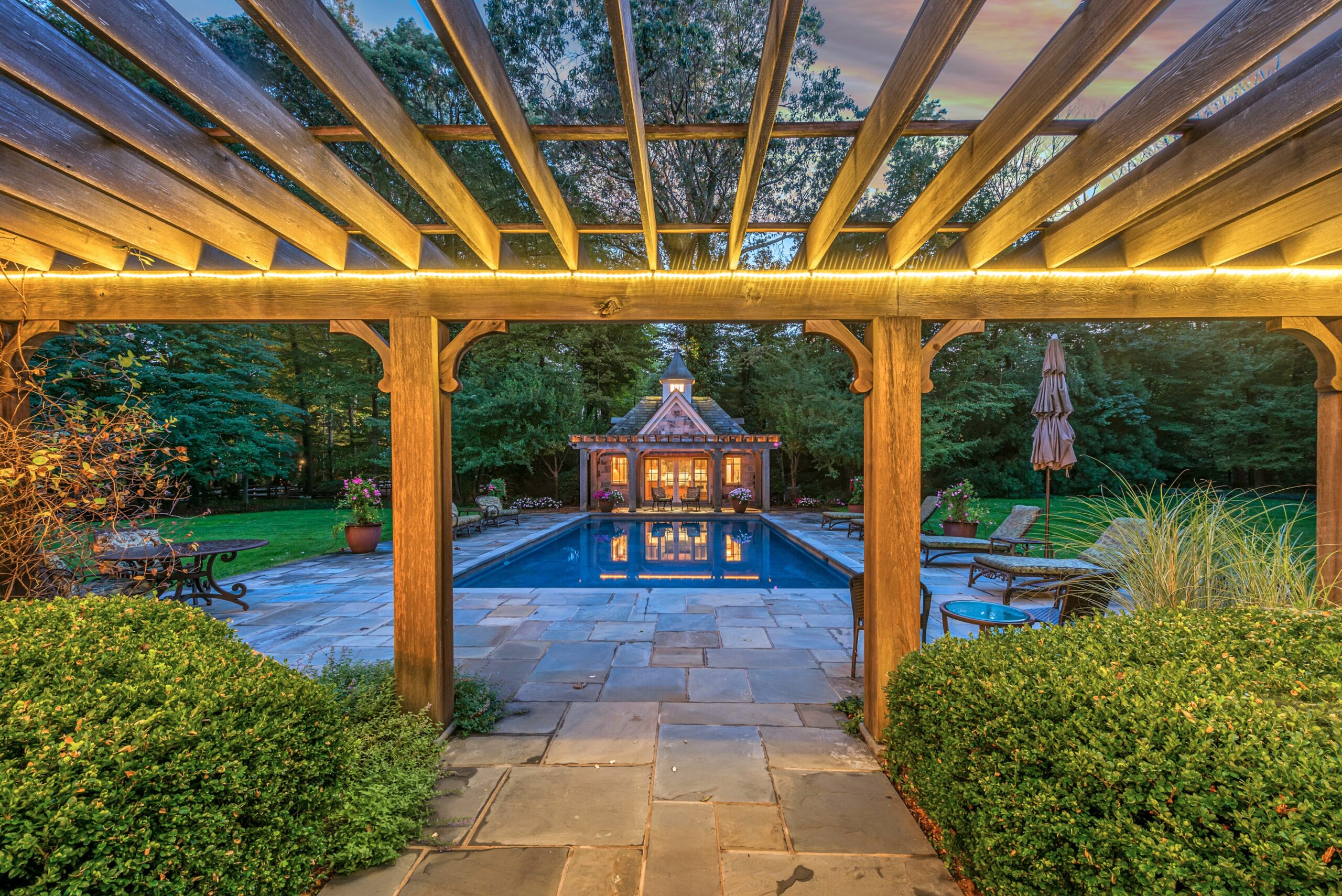 Cottage with swimming pool in front