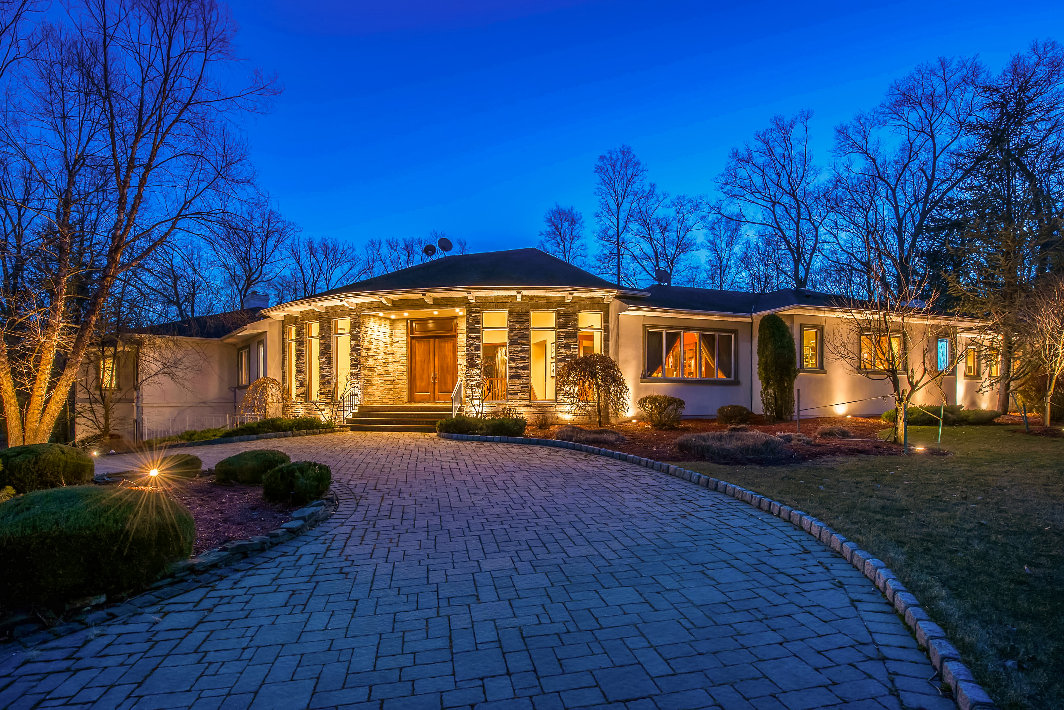 50 rolling ridge rd upper saddle river nj 07458 housefront night view 768p