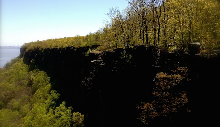 View_south_along_the_Palisades_from_Ruckmans_Point_in_Palisades_Interstate_Park_Alpine_New_Jersey